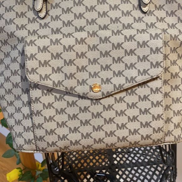 ✨Host Pick✨ MICHAEL Michael Kors Jet Set Multifunction Pocket Tote AUTHENTIC ✨ - Picture 6 of 16